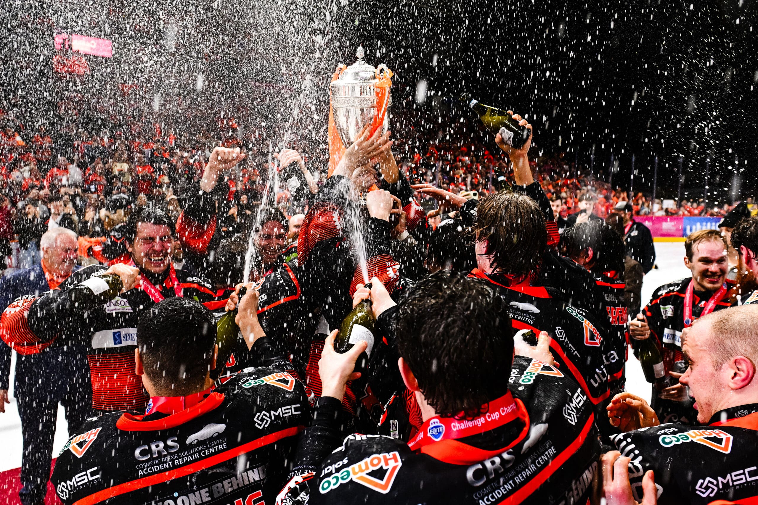 Sheffield Steelers, lifting the 2023-24 Challenge Cup (Image: Dean Woolley)